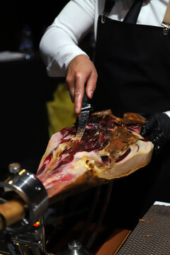 maestro cortador de jam&oacute;n cortando jam&oacute;n ib&eacute;rico con cuchillo jamonero