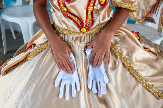 Detalhe do traje de uma dama do Pa&ccedil;o do Maracatu Na&ccedil;&atilde;o, com vestido bordado, lantejoulas e luvas brancas, revelando a riqueza est&eacute;tica da tradi&ccedil;&atilde;o afro-pernambucana.