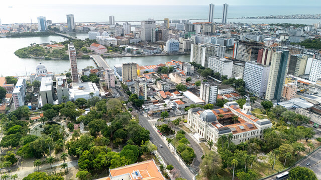 Vista a&eacute;rea do centro do Recife com a Faculdade de Direito, Rio Capibaribe e o Recife Antigo ao fundo, destacando a arquitetura hist&oacute;rica e a paisagem urbana da capital pernambucana.
