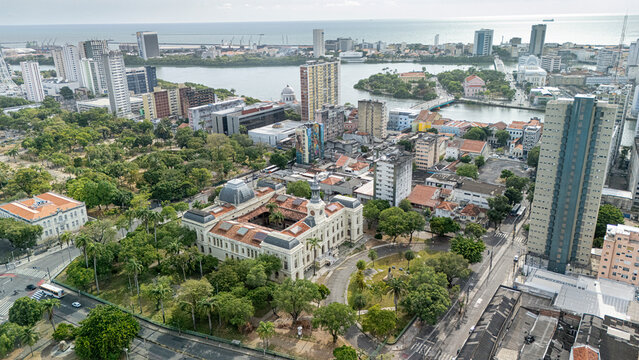 Vista a&eacute;rea da Faculdade de Direito do Recife com o Rio Capibaribe e o centro hist&oacute;rico ao fundo, destacando a arquitetura, o patrim&ocirc;nio e a paisagem urbana da capital pernambucana.