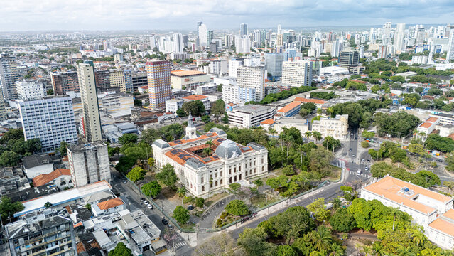 Vista a&eacute;rea da Faculdade de Direito do Recife, marco hist&oacute;rico da educa&ccedil;&atilde;o jur&iacute;dica brasileira, cercada por &aacute;reas verdes e pelo centro urbano da capital pernambucana.
