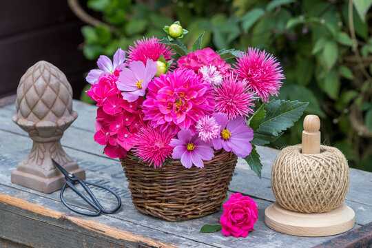 Blumen-Arrangement mit pink Dahlie, Sommerastern, Schmuckk&ouml;rbchen, Rosen und Hortensienbl&uuml;ten im Korb	
