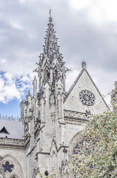 View of the Basilica of the National Vow and the Condor Tower, a neo-Gothic church in Quito&rsquo;s historic center, renowned for gargoyles depicting native fauna.