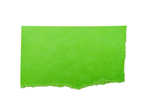 Papel rasgado verde con borde inferior irregular aislado sobre fondo negro para dise&ntilde;o gr&aacute;fico