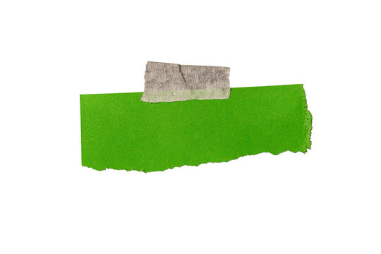 Cinta adhesiva sobre papel verde rasgado con espacio para texto aislado sobre fondo negro