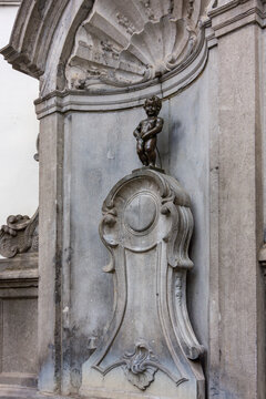 Pissing boy (Manneken pis) statue in Brussels, Belgium