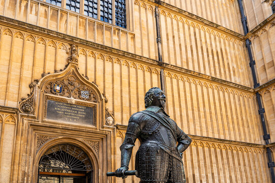 Bronze statue of William Herbert, 3rd Earl of Pembroke, by Hubert Le Sueur, Old Schools Quadrangle, Bodleian Library, Oxford, England, United Kingdom