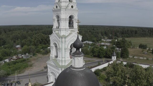 Drone lowering vertically at Nikolo Berlyukovskaya temple