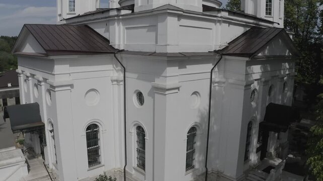 Vertical drone takeoff at Nikolo Berlyukovskaya facade
