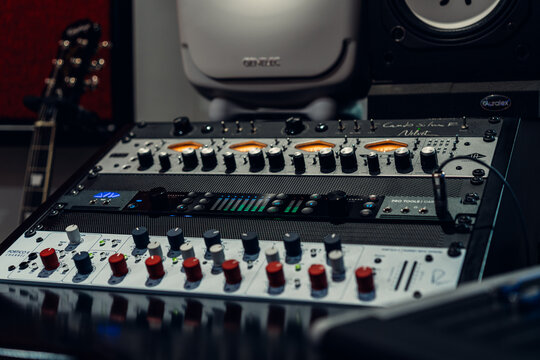 audio mixing console