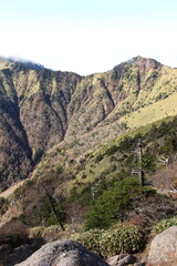 Fototapeta premium 石鎚山 天狗岳 墓場尾根 南尖峰 最高峰 愛媛県 絶景 登山 バリエーションルート 絶壁 自然環境