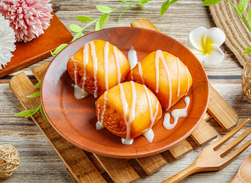 Deep fried silver thread rolls with condensed milk. Crispy Chinese mantou buns on a plate.