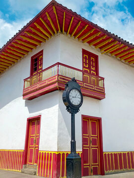La esquina del reloj en Salento, Quind&iacute;o. Colombia.