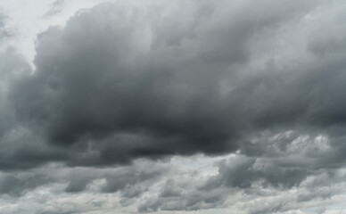 Naklejka premium Overcast sky. Dramatic gray sky and white clouds before rain in rainy season. Cloudy and moody sky. Storm sky. Cloudscape. Gloomy and moody background. Overcast clouds. Halloween day background.