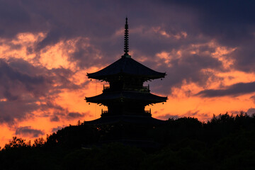Obraz premium 備中国分寺五重塔・夕暮れの空 