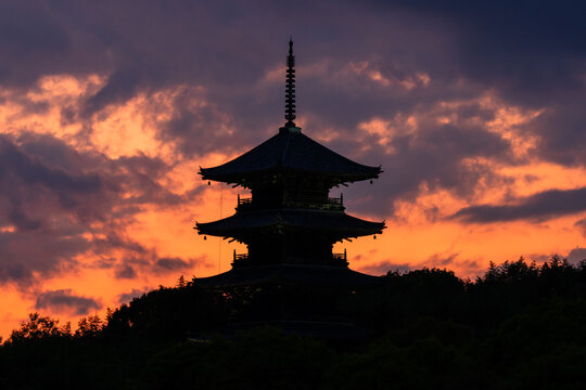 備中国分寺五重塔・夕暮れの空
