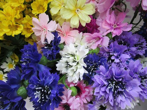 カラフルな造花の花束