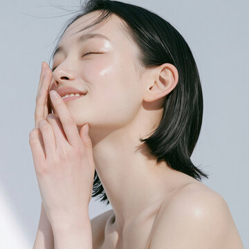 透明感のある笑顔の美しい白い肌の女性。 美容、スキンケア、素材。モダンな質感。