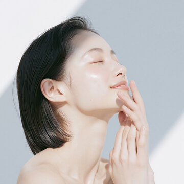 透明感のある笑顔の美しい白い肌の女性。 美容、スキンケア、素材。モダンな質感。