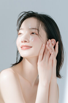 透明感のある笑顔の美しい白い肌の女性。 美容、スキンケア、素材。モダンな質感。