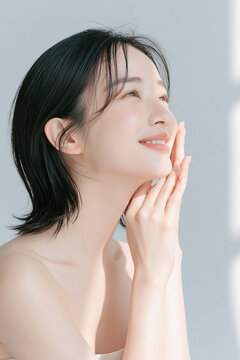 透明感のある笑顔の美しい白い肌の女性。 美容、スキンケア、素材。モダンな質感。