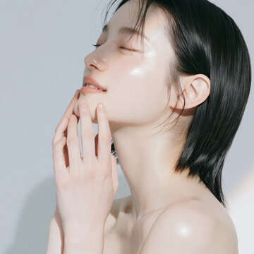 透明感のある笑顔の美しい白い肌の女性。 美容、スキンケア、素材。モダンな質感。
