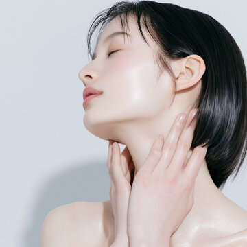 透明感のある笑顔の美しい白い肌の女性。 美容、スキンケア、素材。モダンな質感。