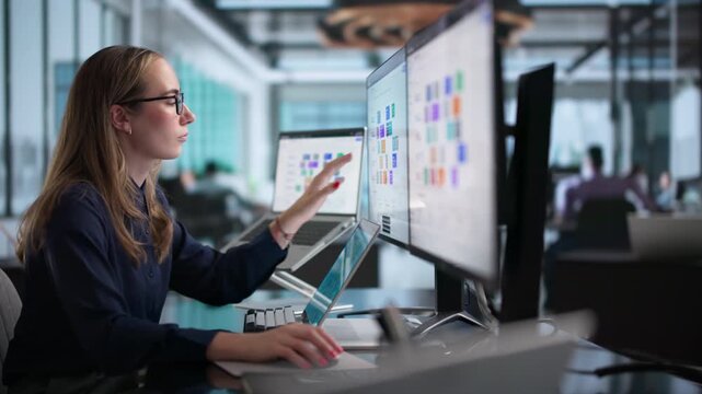 Female Field Service Manager Uses Scheduling Software