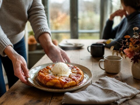 Servir un tart tatin con helado en un ambiente acogedor