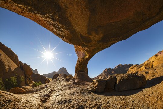 Bogenfels mit Spitzkoppe, Spitzkoppe area, Damaraland, Namibia