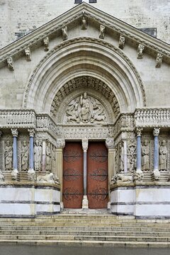 Entrance portal Saint-Trophime Cathedral, Roman Catholic Church, Arles, southern France, France