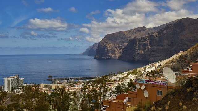 Los Gigantes, Puerto de Santiago, coastal view with village and distinctive cliffs, blue sky and gentle sea, Masca, Barranco de Masca, canyon, Teno, Teno Mountains, northwestern Tenerife, Tenerife, Canary Islands, Spain