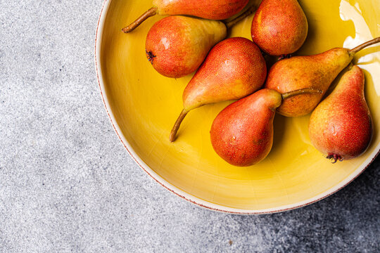 Ripe pear fruits in the bowl