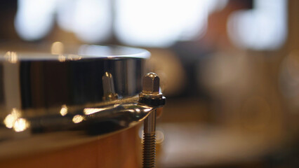 Obraz premium Close-up of a snare drum tension rod and hoop with shallow depth of field