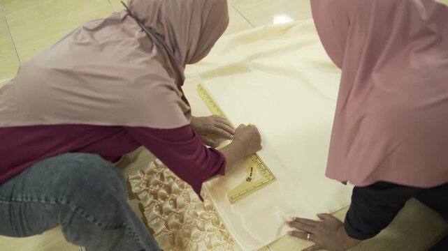 mothers make some handicraft on the handicraft class	