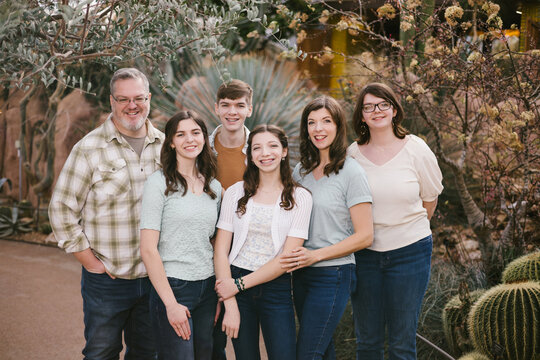 Large family smiling together at a botanical garden