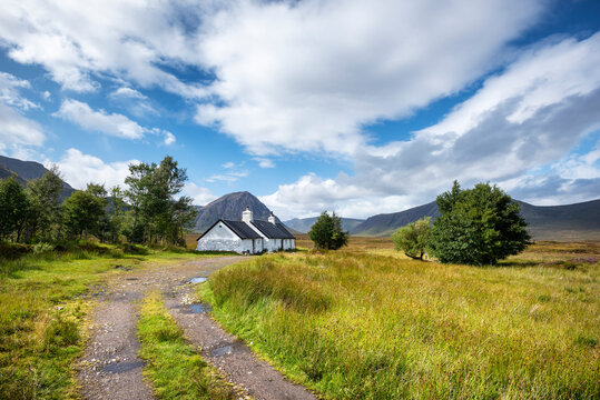 United Kingdom, Scotland, Highland, Buachaille Etive Mor, Glencoe, Black Rock Cottage, farmhouse, Buachaille Etive Mor in the background