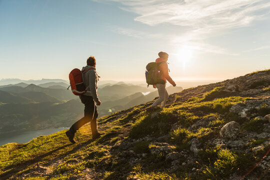 Austria, Salzkammergut, Couple hiking in the mountains