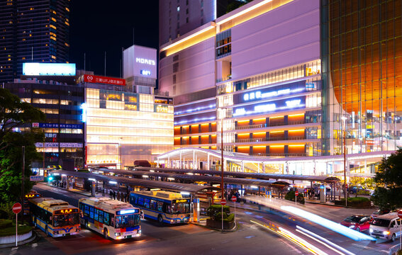 横浜駅西口・帰宅ラッシュの都市風景