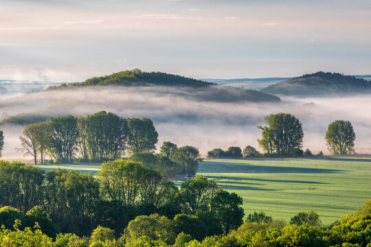 H&uuml;gellandschaft im Th&uuml;ringer Becken mit Morgennebel im Tal