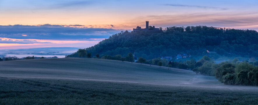 Ausblick auf die Ruine der M&uuml;hlburg in der Morgend&auml;mmerung, Drei Gleichen, Th&uuml;ringen, Deutschland
