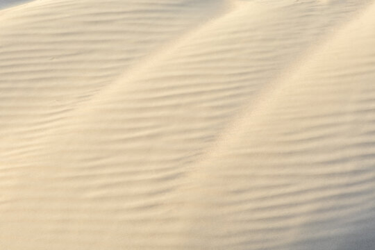 Hintergrund: Sand einer D&uuml;ne mit Wellen mit Wind