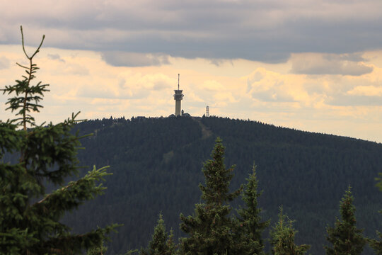 Gipfelblick im Erzgebirge; Blick vom Fichtelberg zum b&ouml;hmischen Keilberg (1244)
