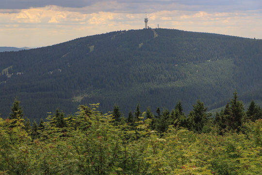 Blick vom Fichtelberg auf den b&ouml;hmischen Keilberg (1244)