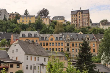 Typisch Erzgebirge  Steil übereinander gebaute Wohnhäuser, hier in Annaberg-Buchholz © holger.l.berlin