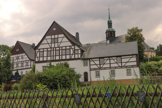 Blickfang in Crottendorf (Erzgebirge), Pfarramt vor der Dreifaltigkeitskirche