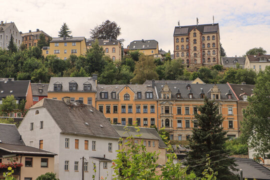 Typisch Erzgebirge; Steil &uuml;bereinander gebaute Wohnh&auml;user, hier in Annaberg-Buchholz