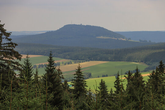 Sommer im Erzgebirge; Blick von der Hirschfalzstra&szlig;e zum B&auml;renstein (898)