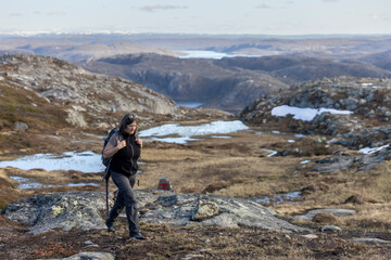 Obraz premium Woman hiking on mountain Oretoppen ( norwegian Øretoppen ) on South Varanger, in Finnmark County, Norway