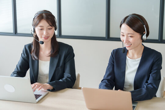 コールセンターで働く女性